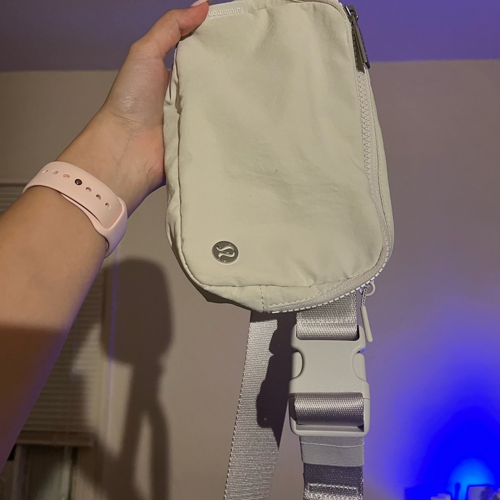 Lululemon everywhere belt bag in white opal
